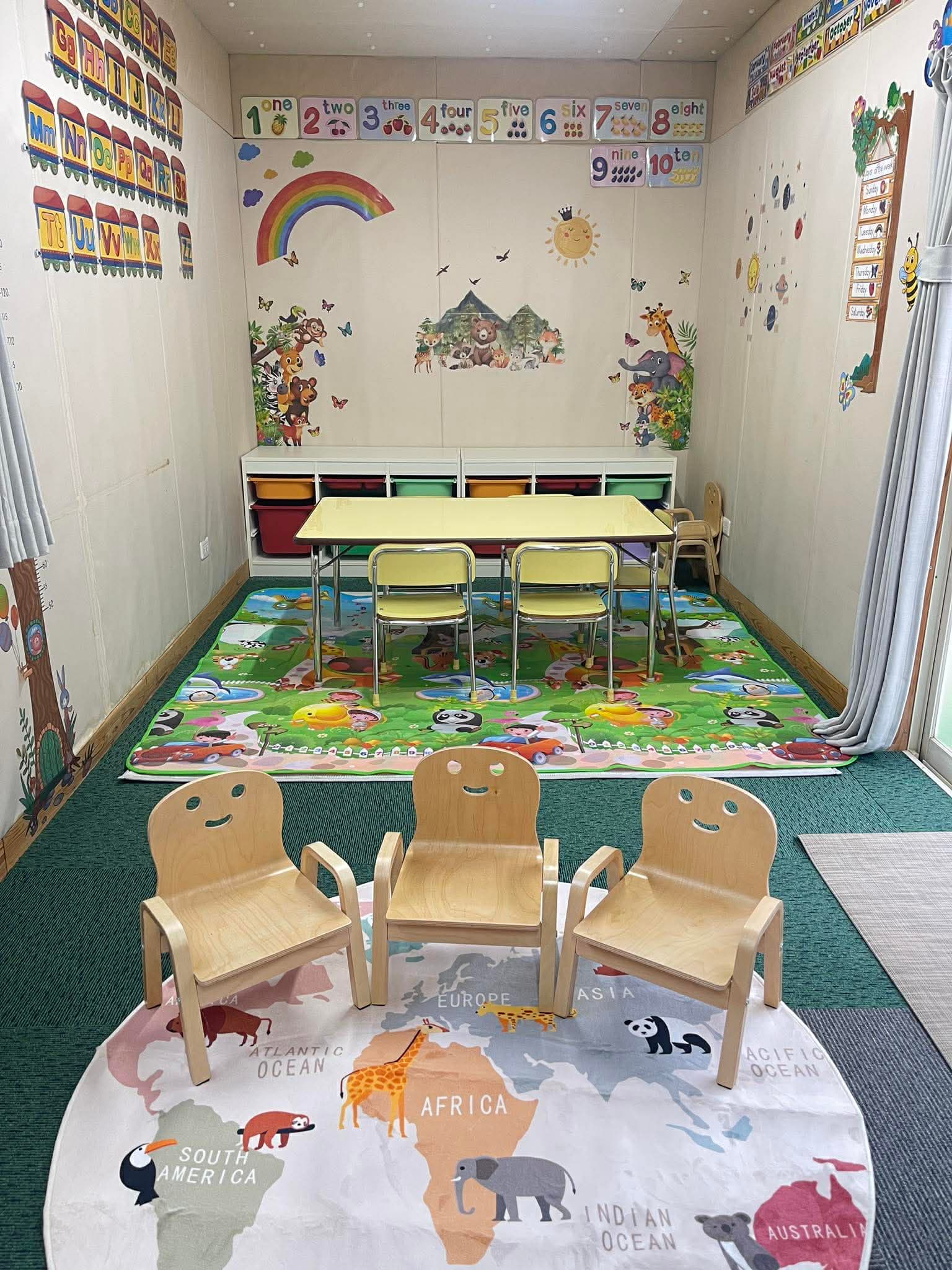 カラフルなラグと小さな椅子がある教室