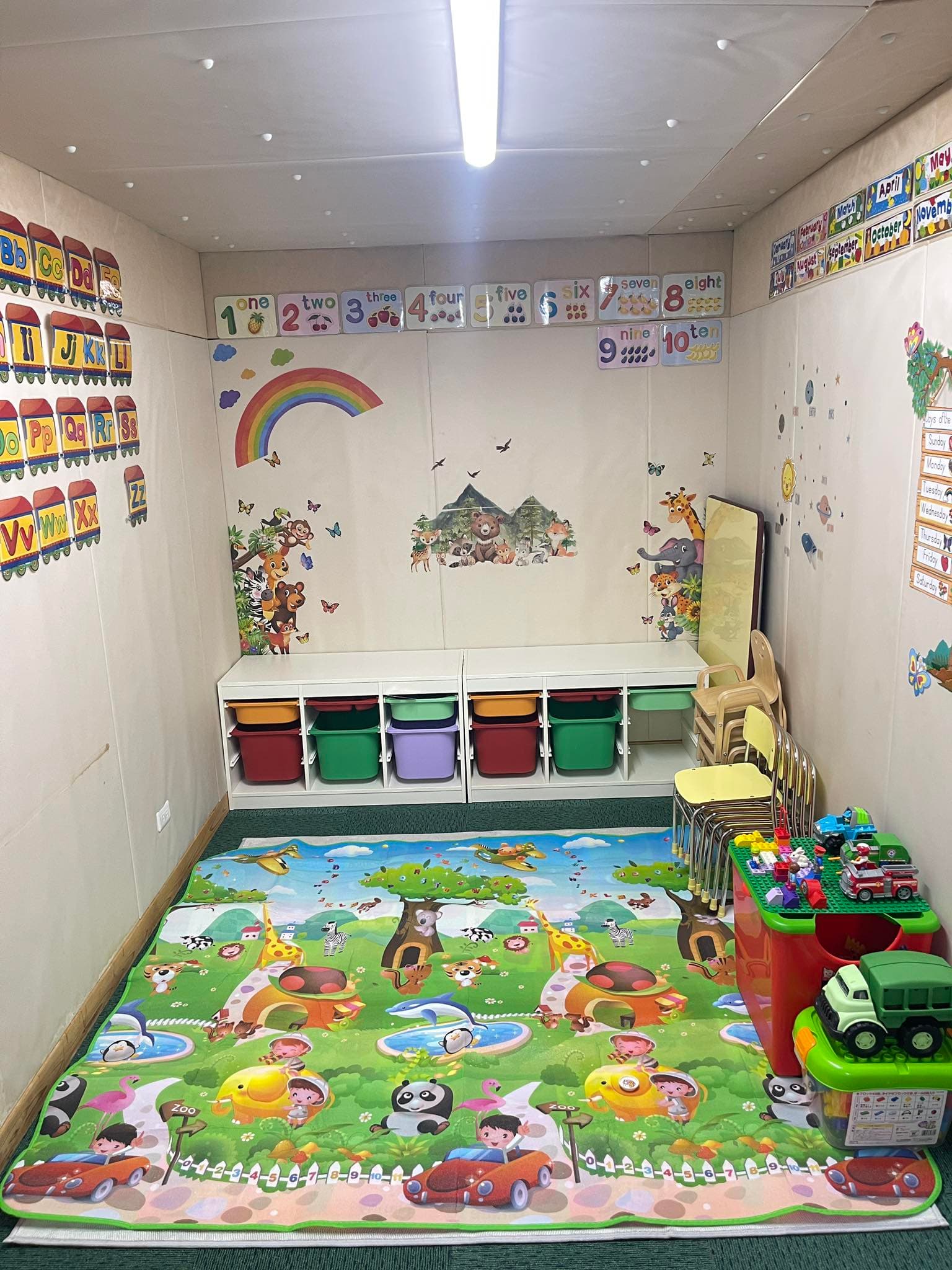 教室で学ぶ子どもたち