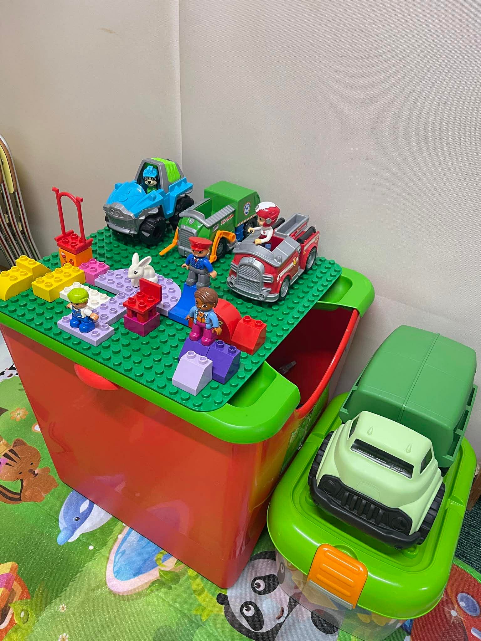 教室で遊びに取り組む子どもたち