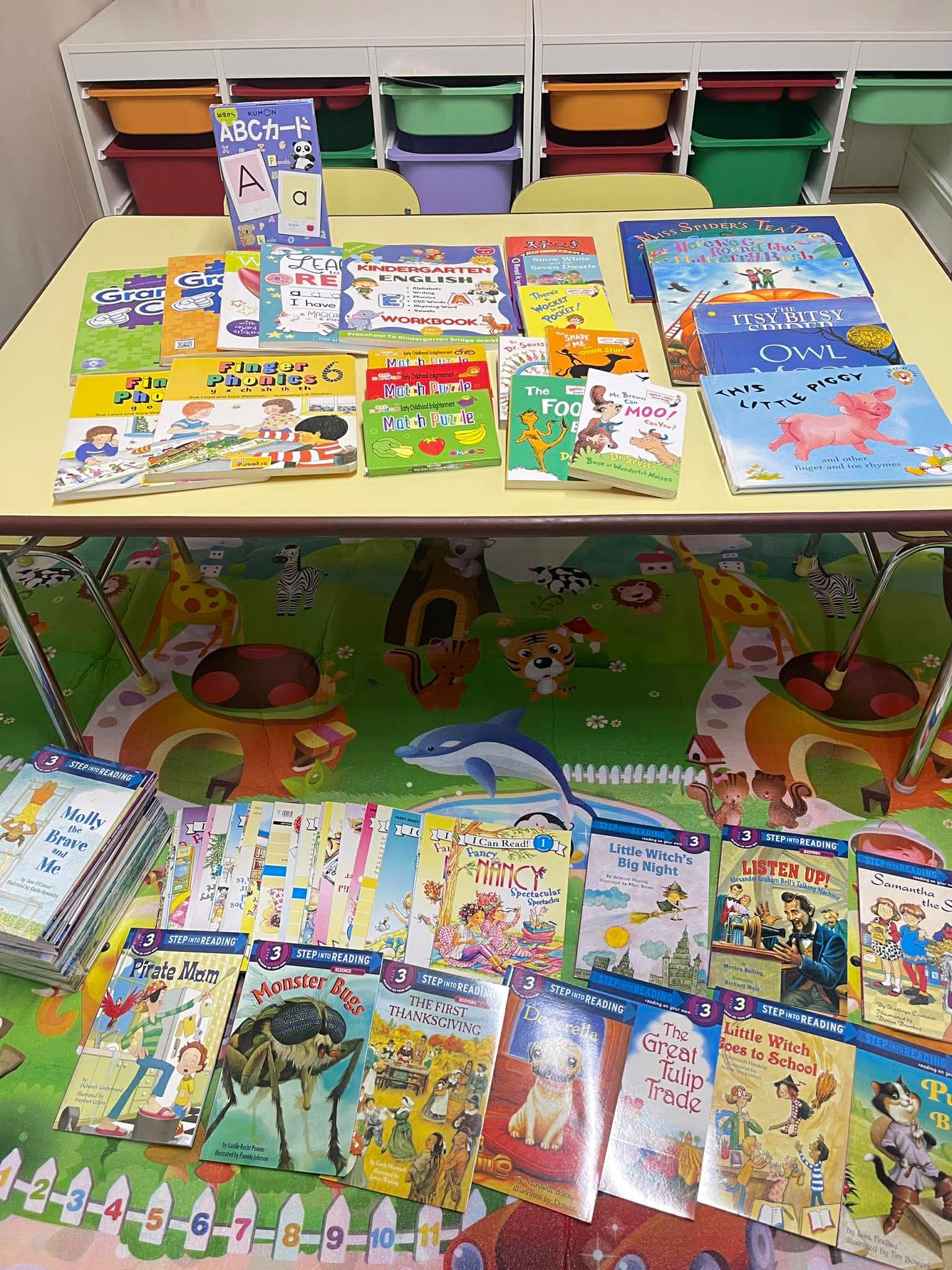 教材が並ぶ教室スペース