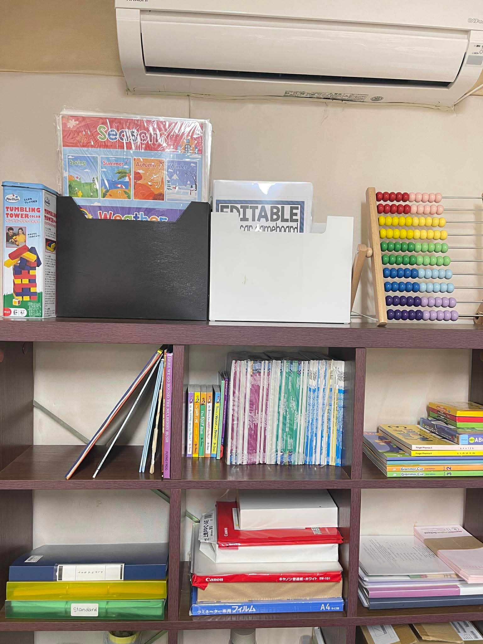 教材が整った教室の本棚